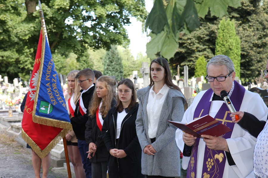 Władze gminy Kłomnice uczciły pamięć ofiar II Wojny Światowej. Zdjęcie numer 2