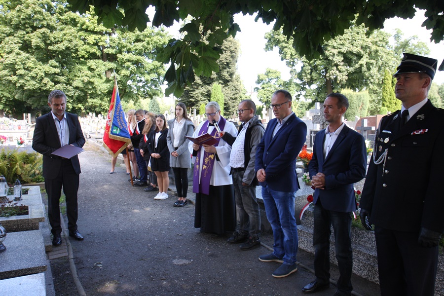 Władze gminy Kłomnice uczciły pamięć ofiar II Wojny Światowej. Zdjęcie numer 3