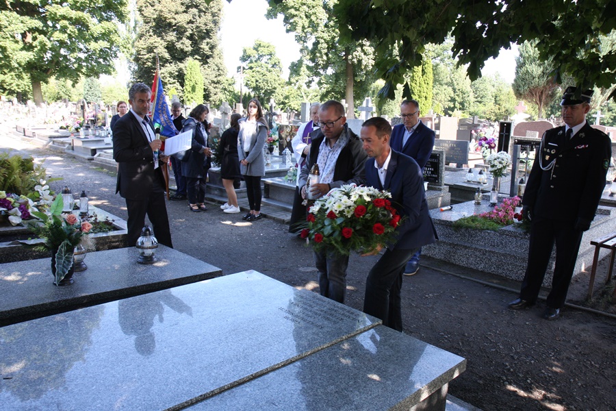 Władze gminy Kłomnice uczciły pamięć ofiar II Wojny Światowej. Zdjęcie numer 5