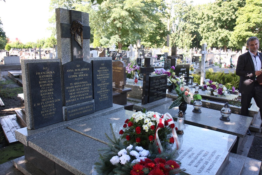 Władze gminy Kłomnice uczciły pamięć ofiar II Wojny Światowej. Zdjęcie numer 7