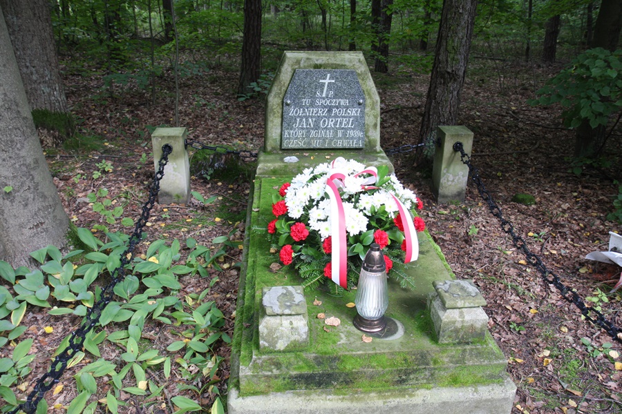 Władze gminy Kłomnice uczciły pamięć ofiar II Wojny Światowej. Zdjęcie numer 10