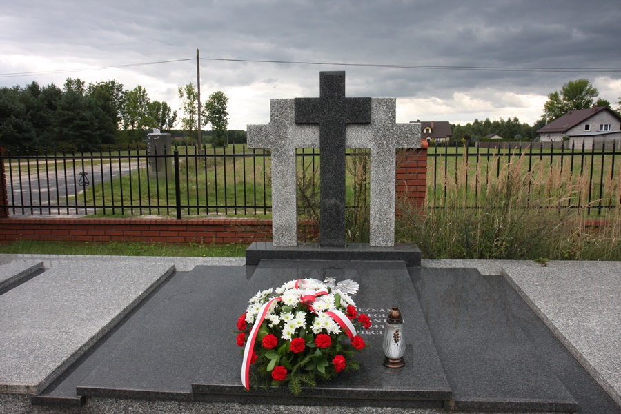Władze gminy Kłomnice uczciły pamięć ofiar II Wojny Światowej. Zdjęcie numer 11