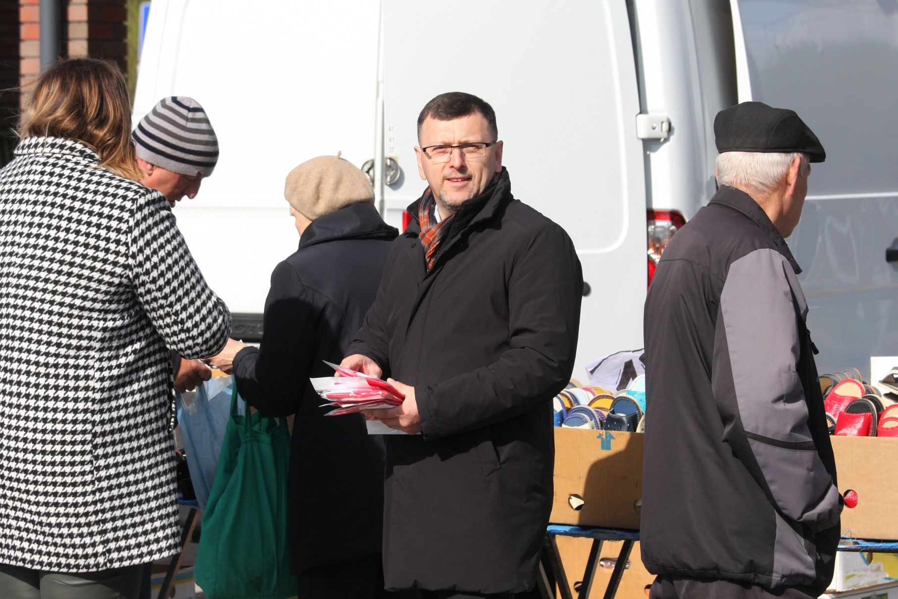 Rozdawanie flag dla mieszkańców na Święto Flagi