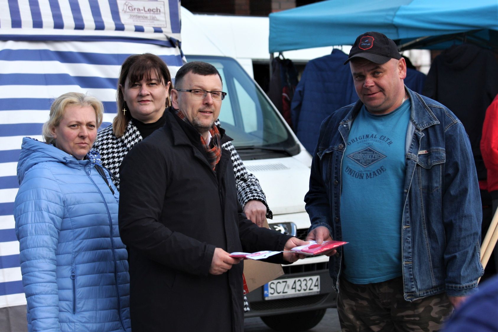 Rozdawanie flag dla mieszkańców na Święto Flagi