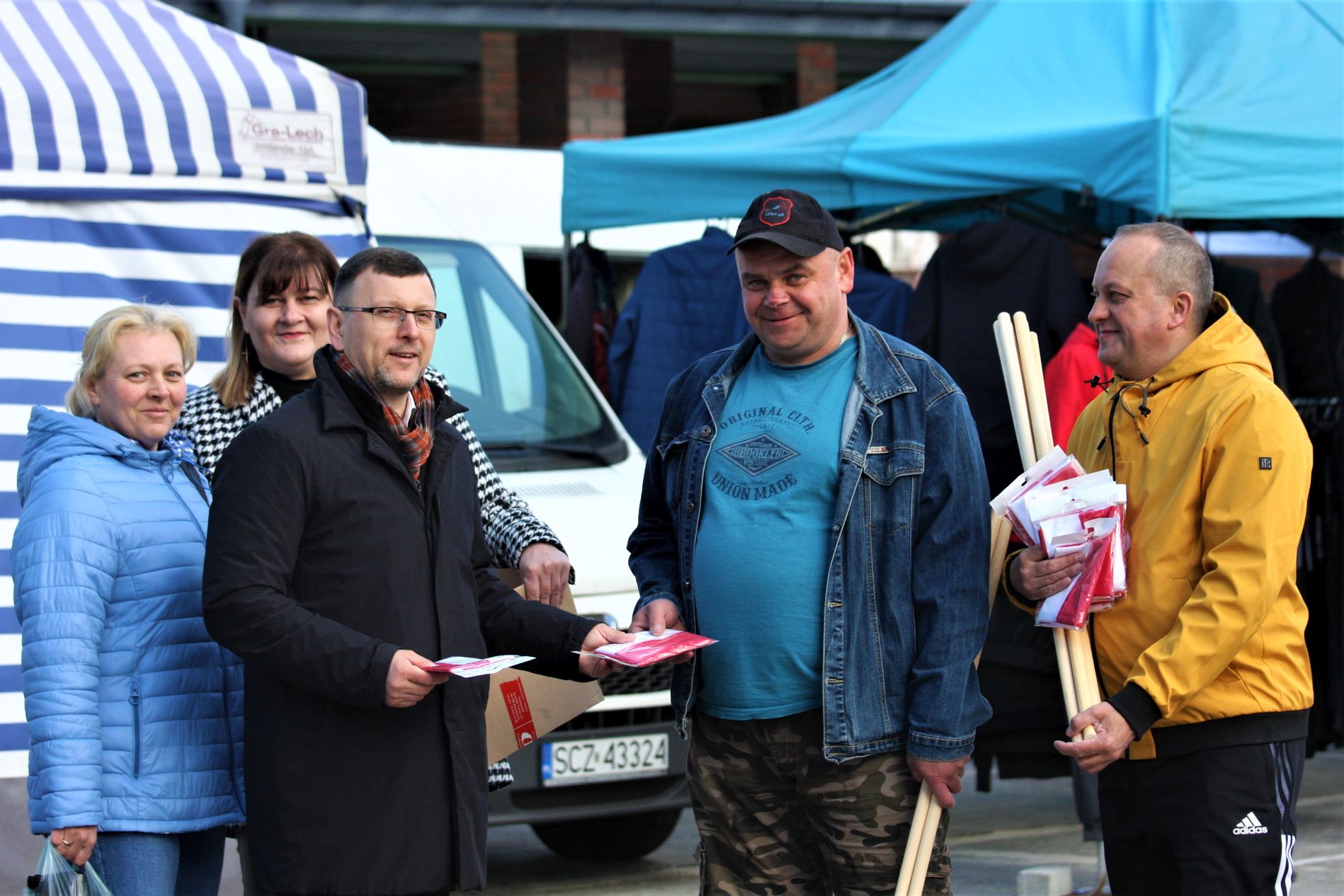 Rozdawanie flag dla mieszkańców na Święto Flagi