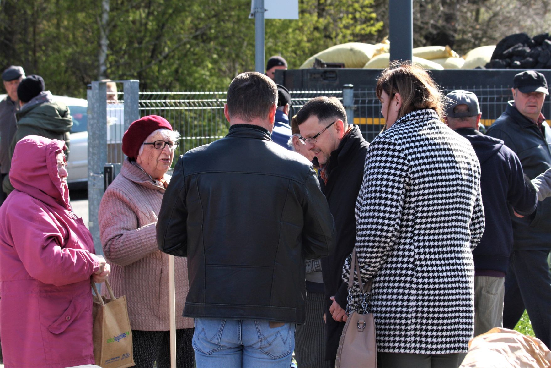 Rozdawanie flag dla mieszkańców na Święto Flagi