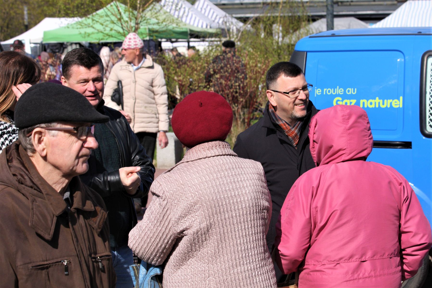 Rozdawanie flag dla mieszkańców na Święto Flagi