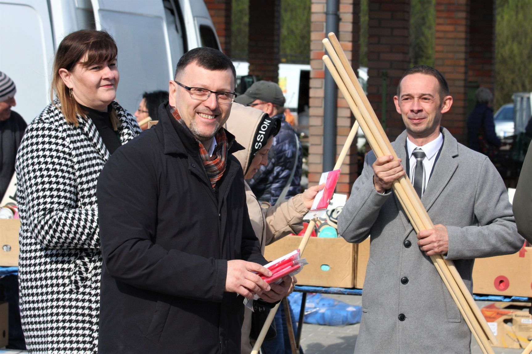 Rozdawanie flag dla mieszkańców na Święto Flagi