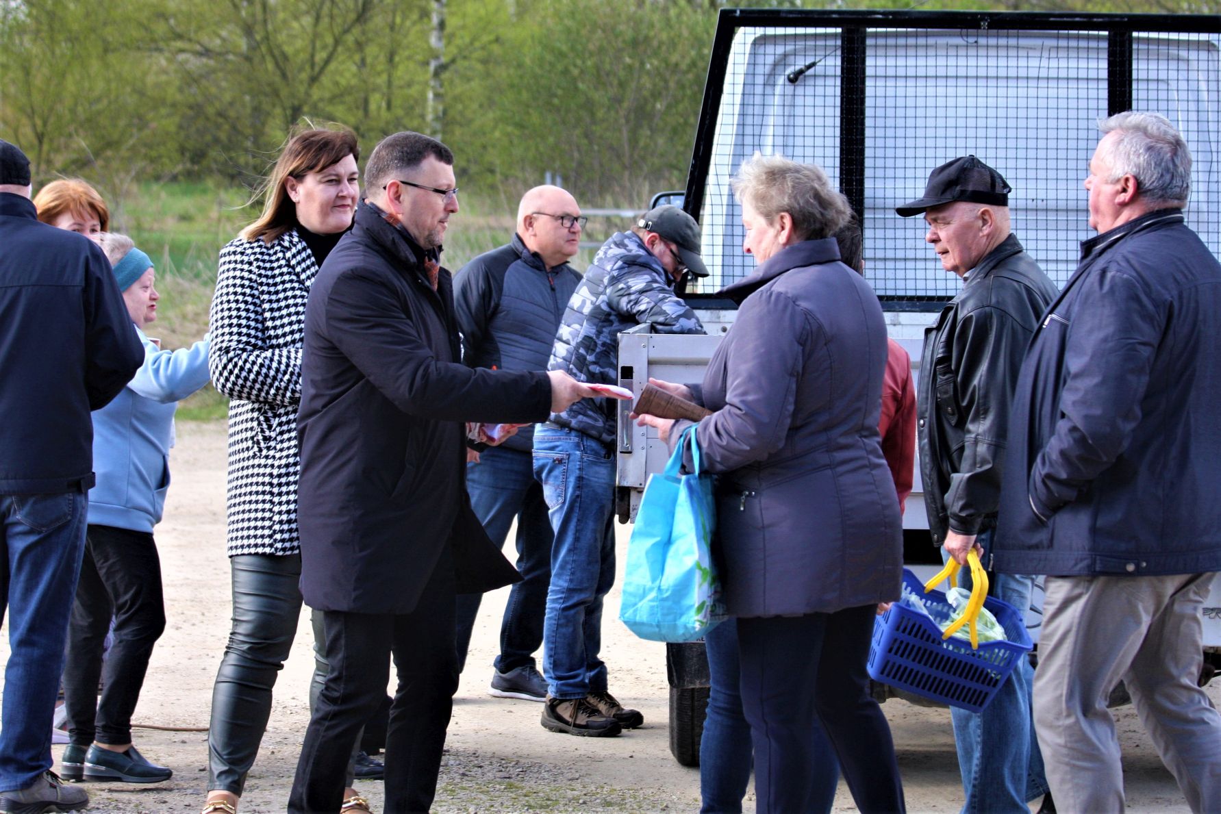 Rozdawanie flag dla mieszkańców na Święto Flagi