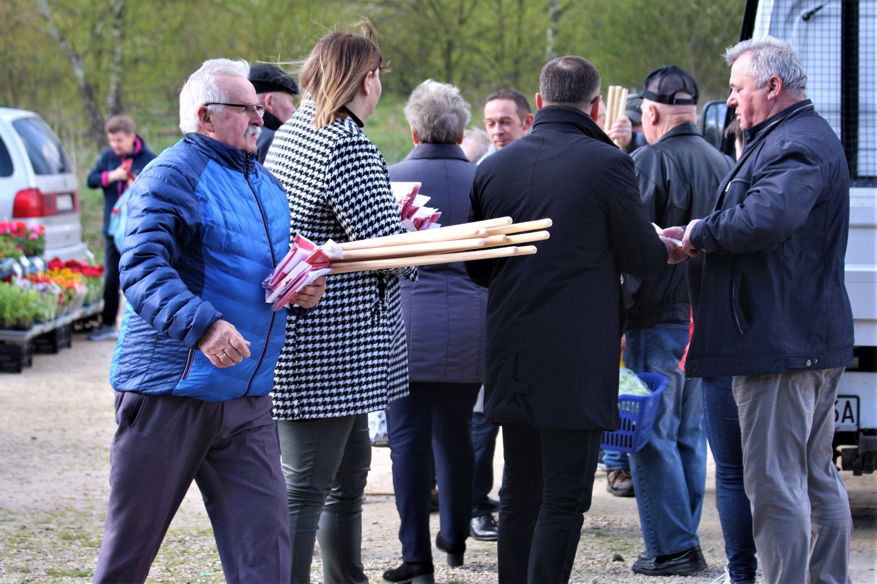 Rozdawanie flag dla mieszkańców na Święto Flagi