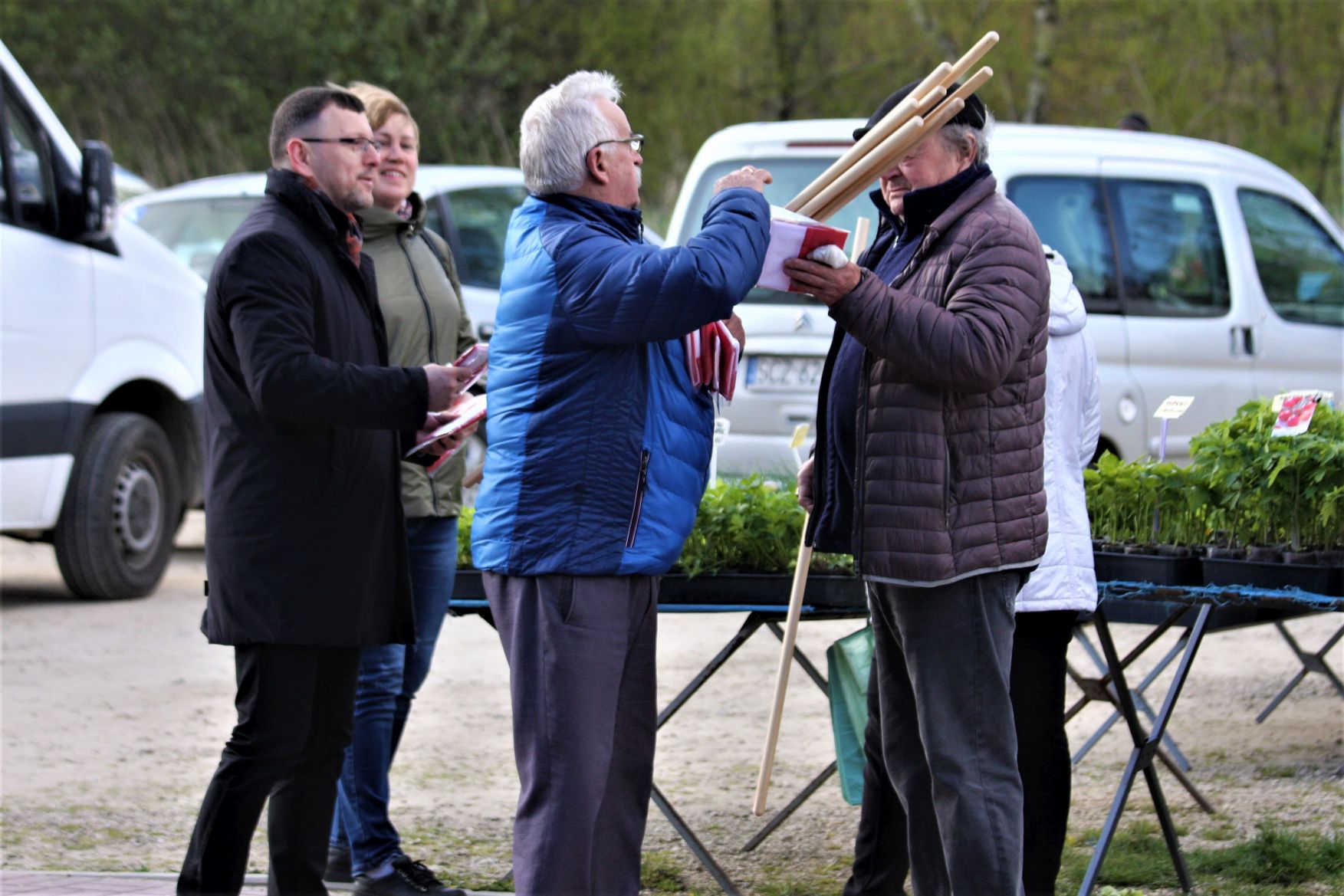 Rozdawanie flag dla mieszkańców na Święto Flagi