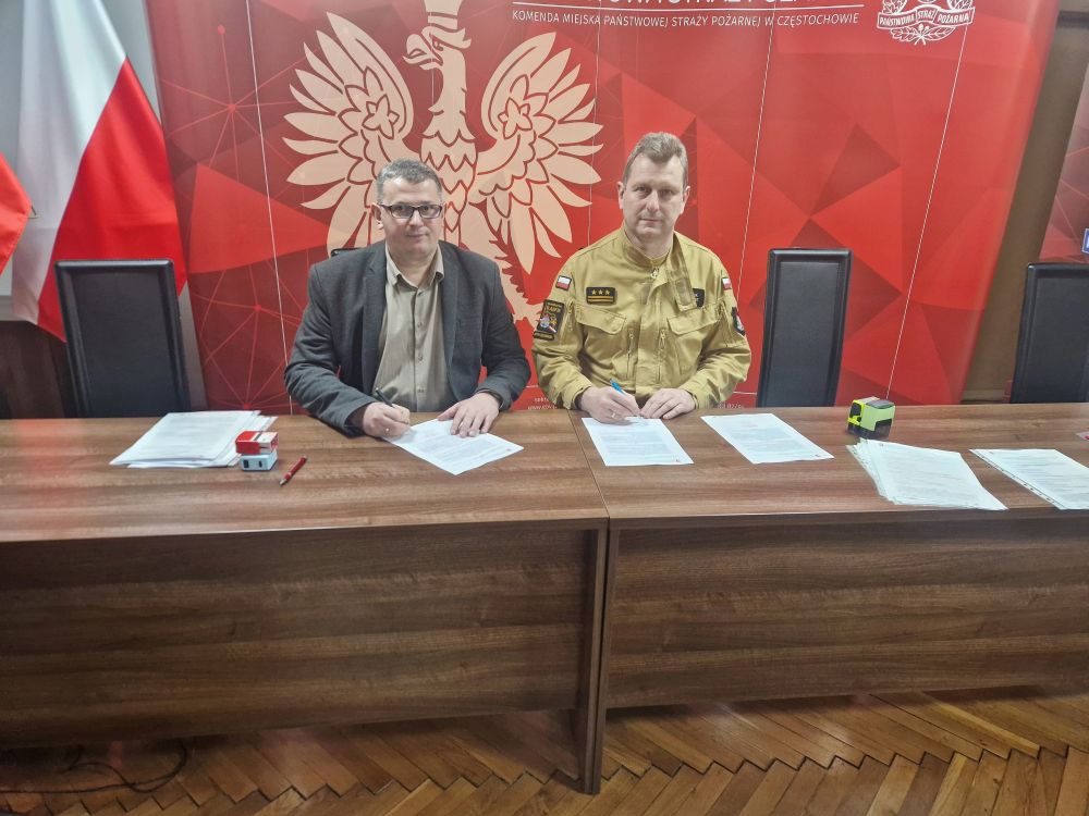 Komendant MPSP w Częstochowie oraz Zastępca Wójta Gminy Kłomnice podpisują porozumienie